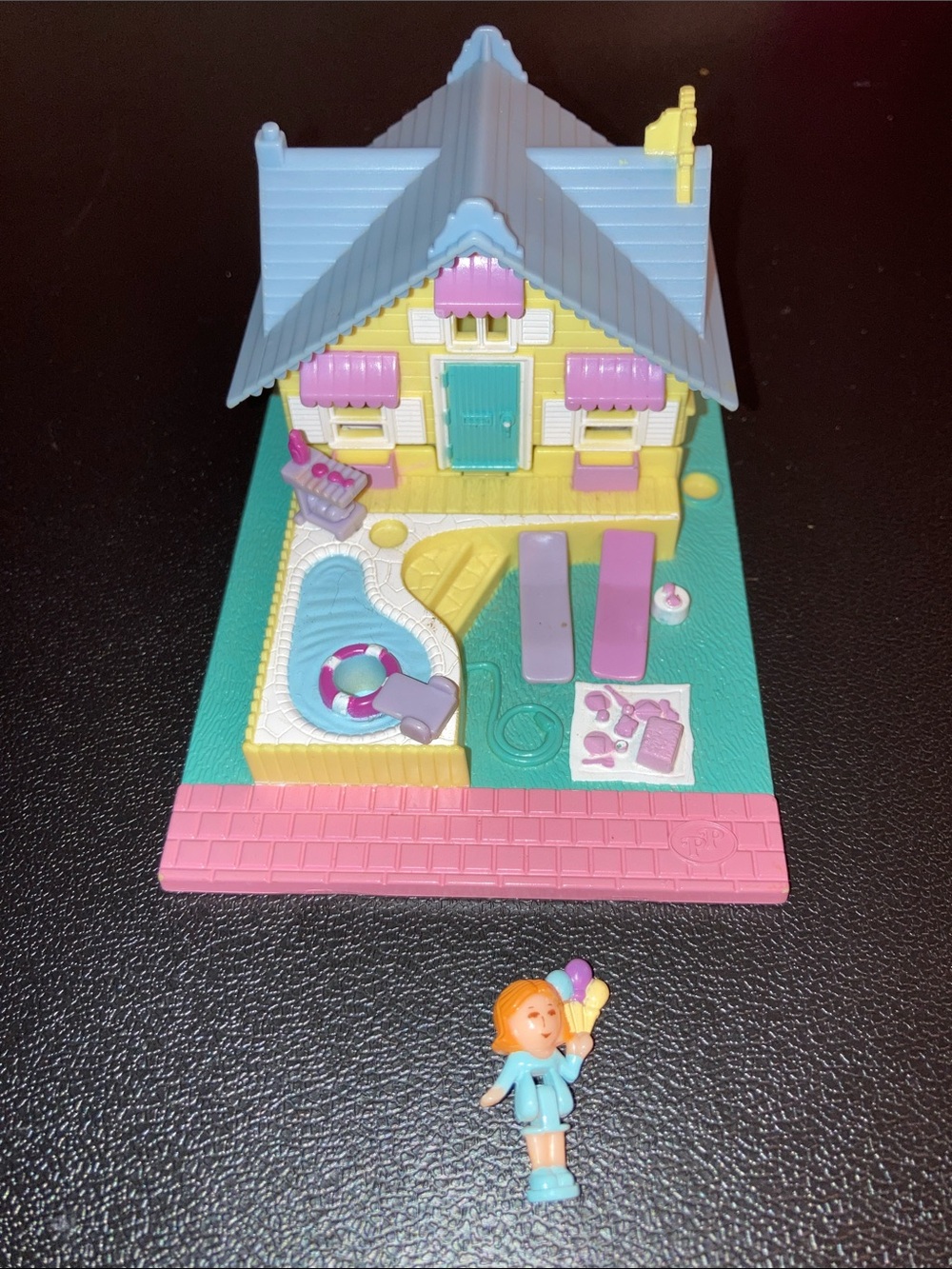 Blue Bird pollyville Polly pocket Mattel
1993 90’s summer house 11201 w/ figure